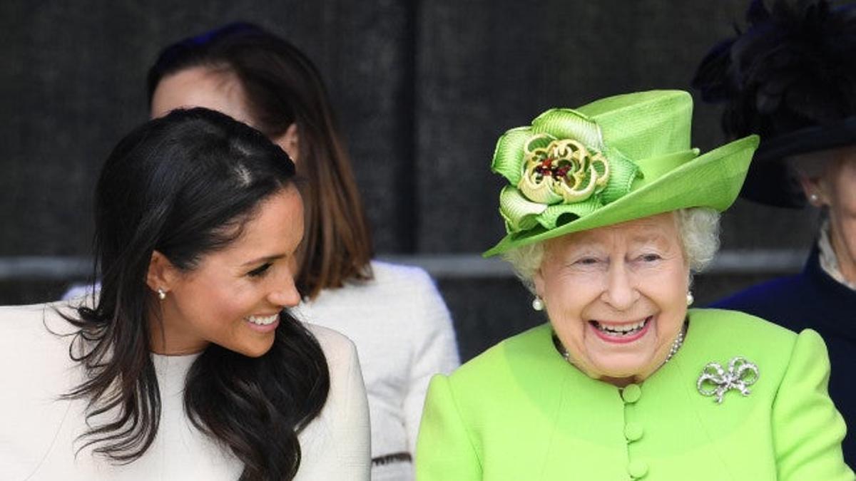 Como novia del príncipe Harry, el primer alto miembro de la familia que Meghan pudo conocer oficialmente fue nada menos que a la difunta reina Isabel -que falleció en septiembre pasado a los 96 años tras un reinado histórico de 70 años-, pero no entendía por qué tenía que hacer una reverencia a la abuela de Harry. Así lo contó: &quot;Estábamos en el coche e íbamos a almorzar a Royal Lodge, y él dijo: ‘Mi abuela está aquí, vamos a encontrarnos con ella después de la iglesia’. Recuerdo que íbamos en el auto y me preguntó: ‘¿Sabes hacer una reverencia?’. Y pensé que era una broma&quot;.