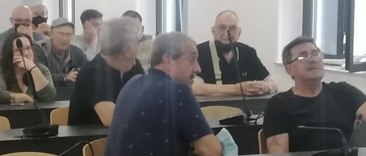 Algunos de los socios presentes en la asamblea extraordinaria.