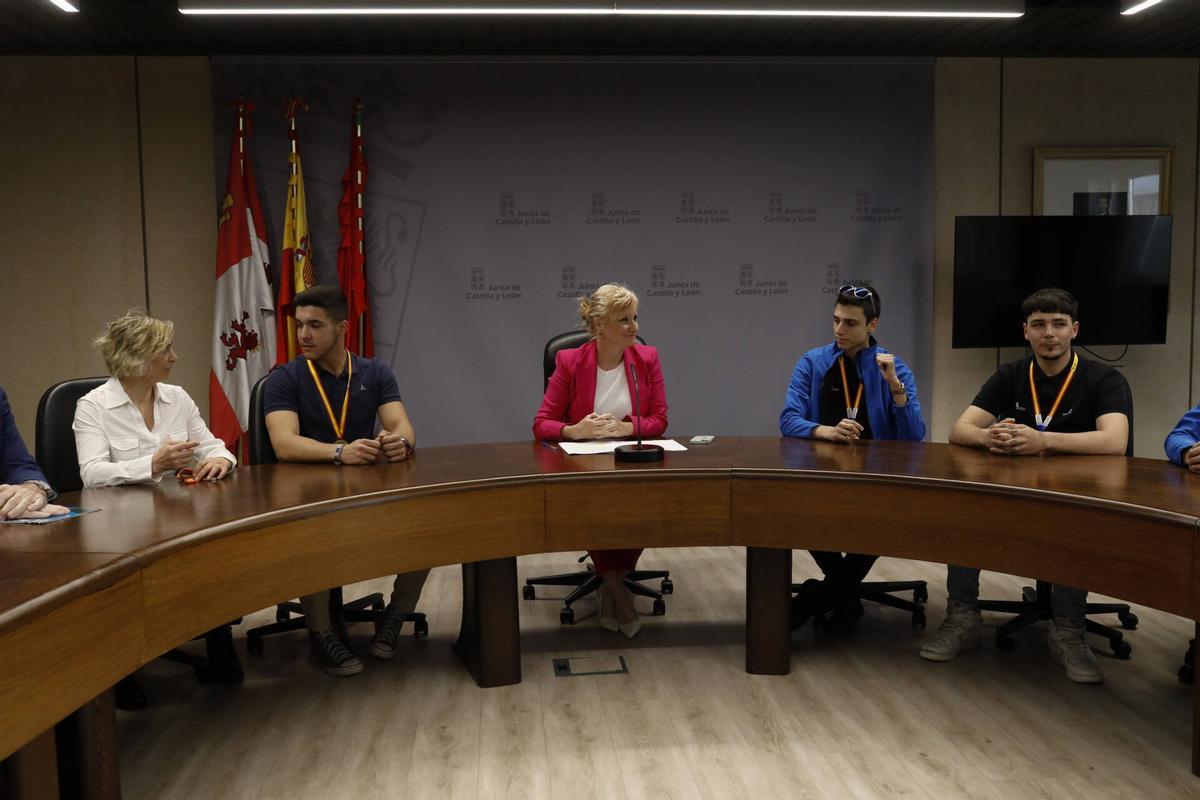 Un momento del encuentro en la Junta con los ganadores de los Spain Skills