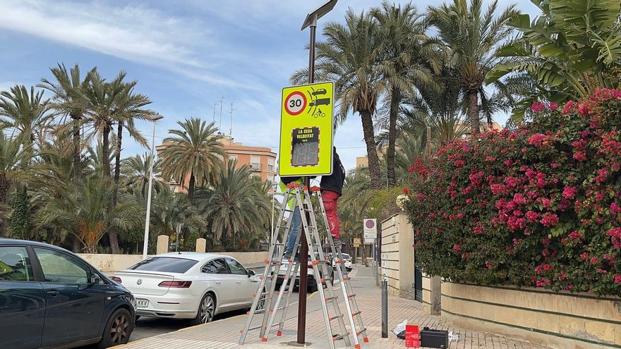 Elche comienza a instalar paneles de control de velocidad sin multar junto a colegios