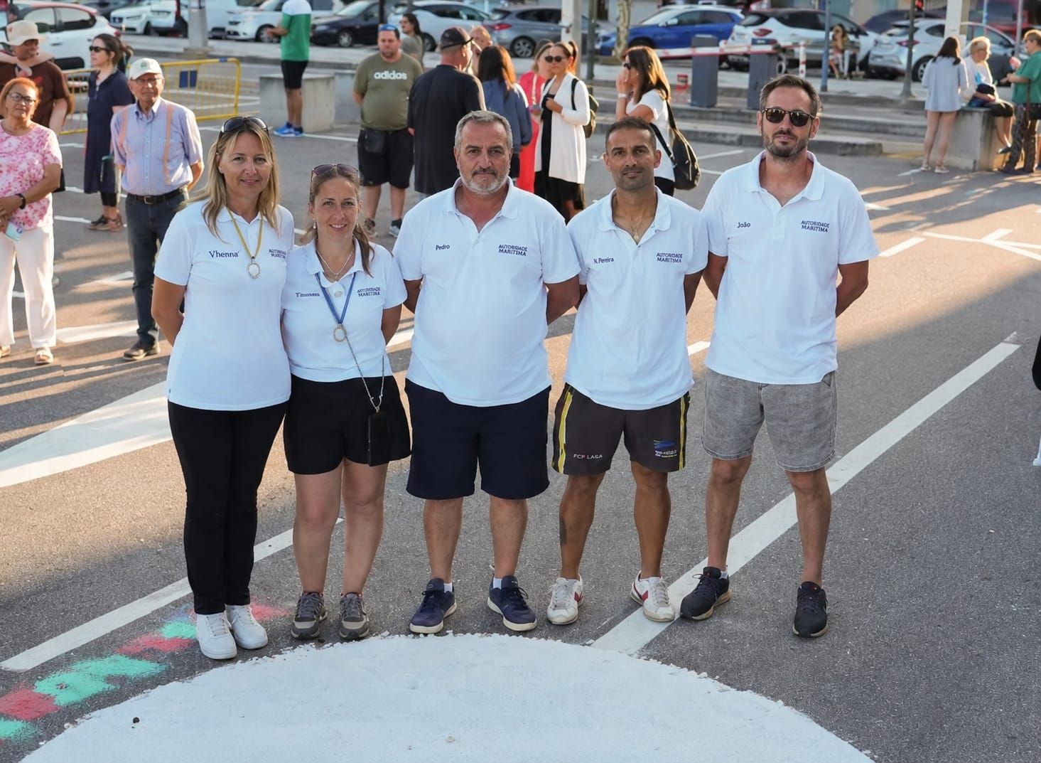 Yohana Juncal (primera izquierda) con los restantes miembros de O Farolillo Rojo de Cangas.