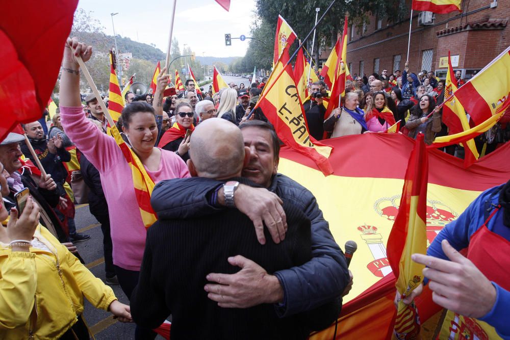 400 persones es manifesten a Girona en favor de la unitat d''Espanya i en contra del Govern destituït