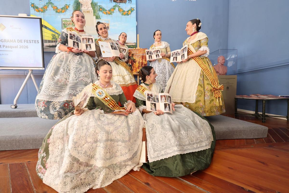 12/05/2026. VILA-REAL. En el Gran Casino, presentación del llibret de las fiestas de Sant Pasqual. Fotos variadas del acto, de la reina y las festeras ojeando el programa, etc.