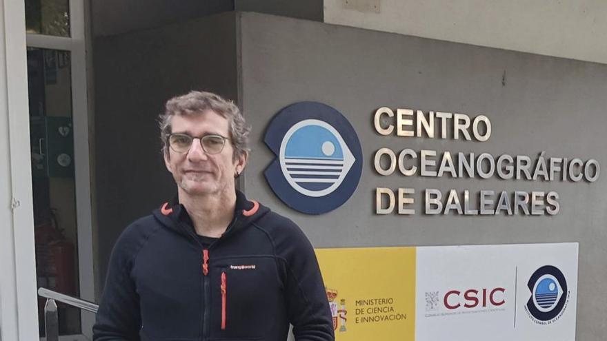 El oceanógrafo Gabriel Jordà, ante la sede del COB-IEO.