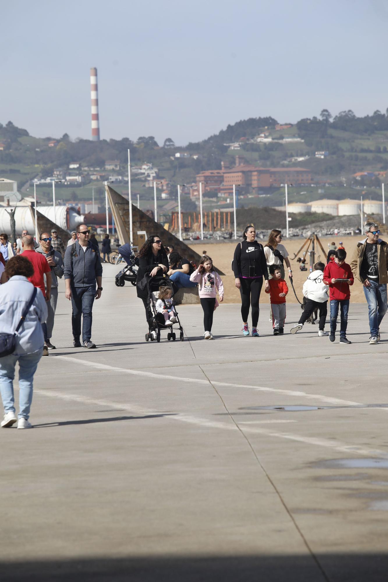 Asturias disfruta del sol en la playa y las terrazas