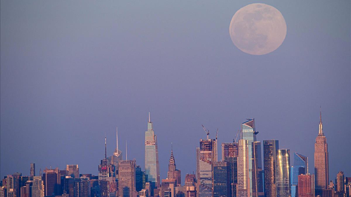 La superluna rosa, en el perfil del distrito neoyorquino de Manhattan, este lunes.