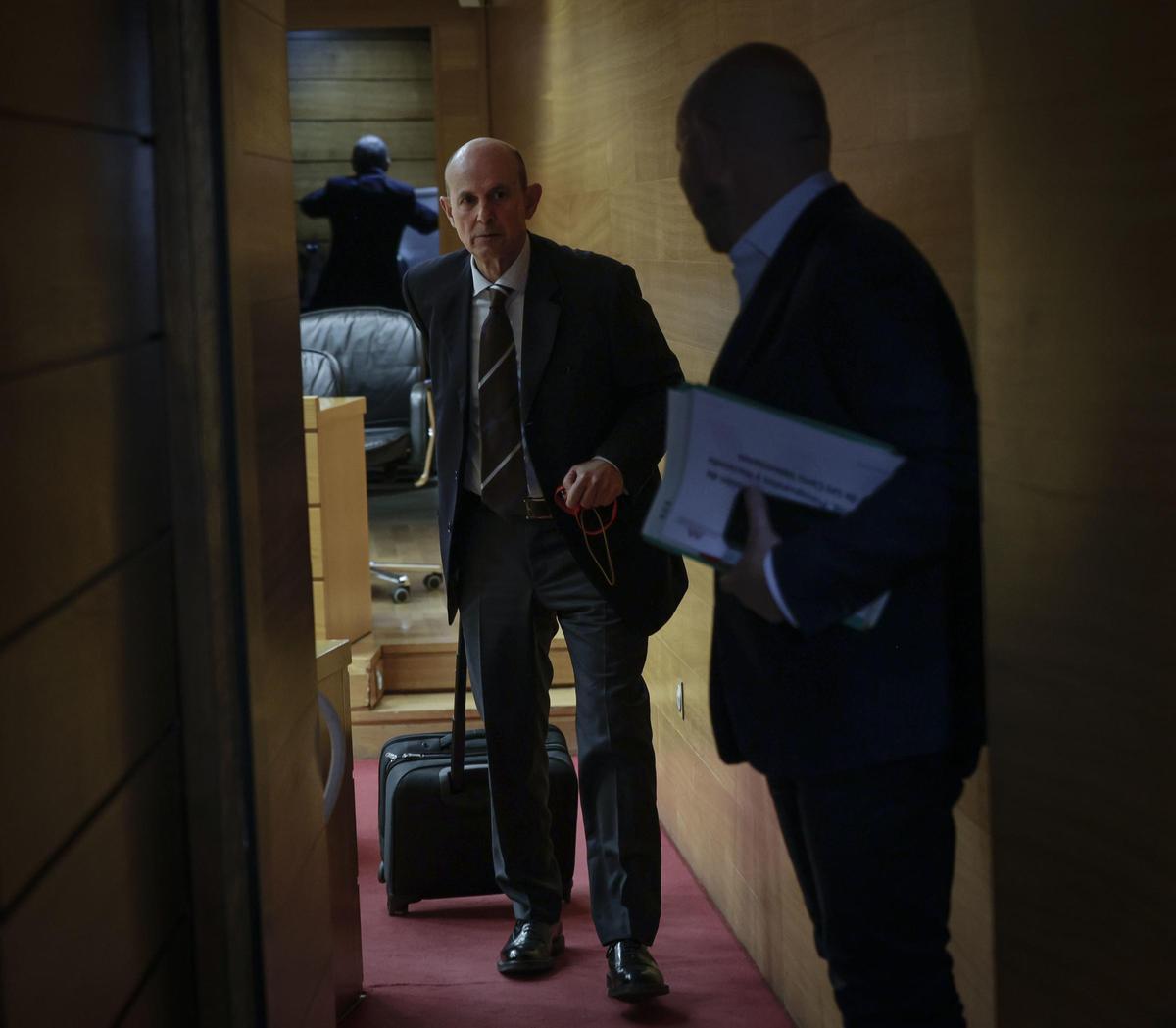 El director de Antifraude, Joan Llinares, sale de la comisión tras comparecer.