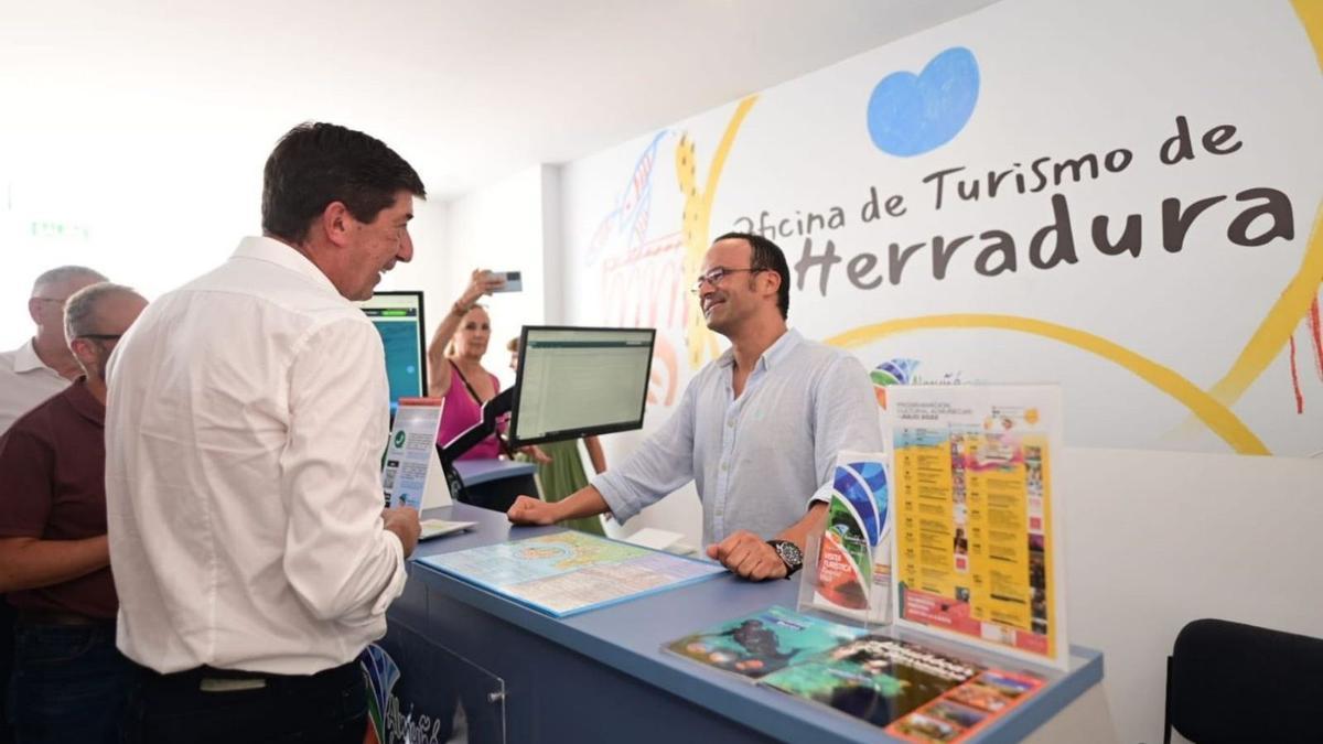 El vicepresidente en funciones, Juan Marín, ayer en la oficina de turismo La Herradura de Almuñécar (Granada).