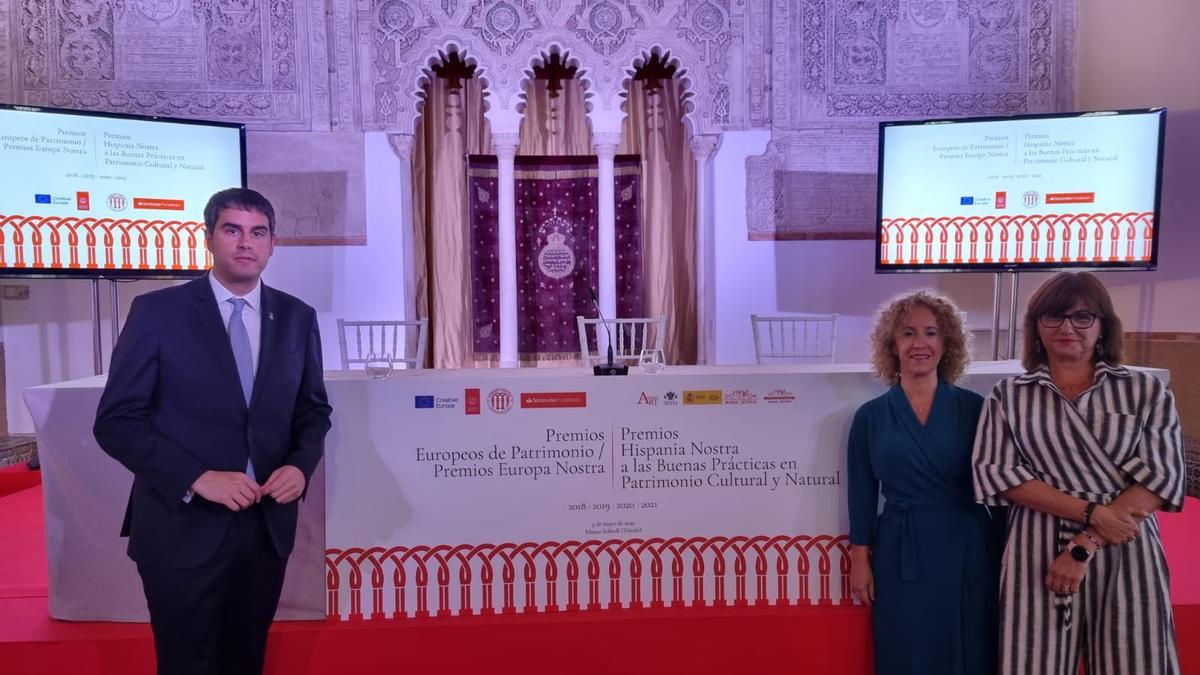 De izquierda a derecha, Rhamsés Ripollés, Gemma Contreras y Carmen Amoraga, en la entrega de premios en el Museo Sefardí de Toledo.