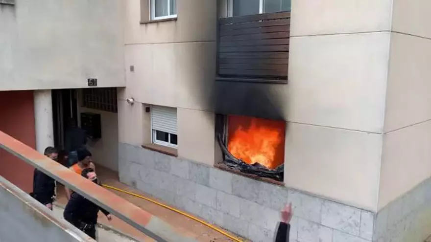 Dos morts en un incendi en els baixos d'un bloc de pisos a Cassà de la Selva