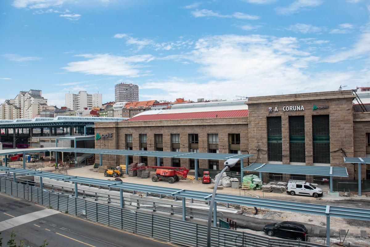 La nueva infraestructura, que cubre parte del lateral del edificio histórico, llama la atención por su color al tiempo que empieza a suscitar recelos entre los vecinos de la zona.
