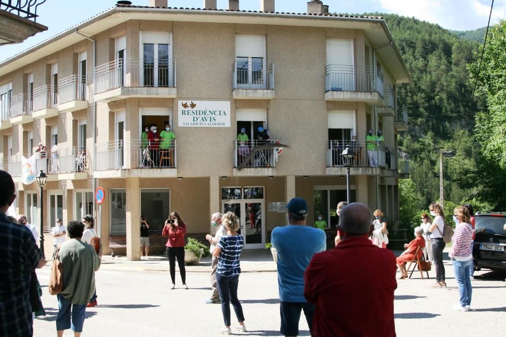 Els veïns reconeixen la tasca dels treballadors de la residència de Bagà