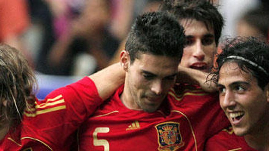 El centrocampista Diego Capel (i) celebra con sus compañeros, Botia y Daniel Parejo (d) el segundo gol del equipo ante Polonia