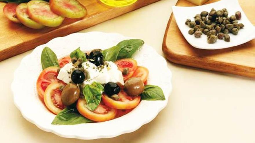 Ensalada de mozzarella al aroma de albahaca.