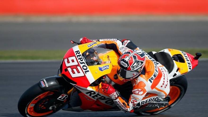 Márquez se disloca el hombro izquierdo en el último ensayo del GP de Inglaterra