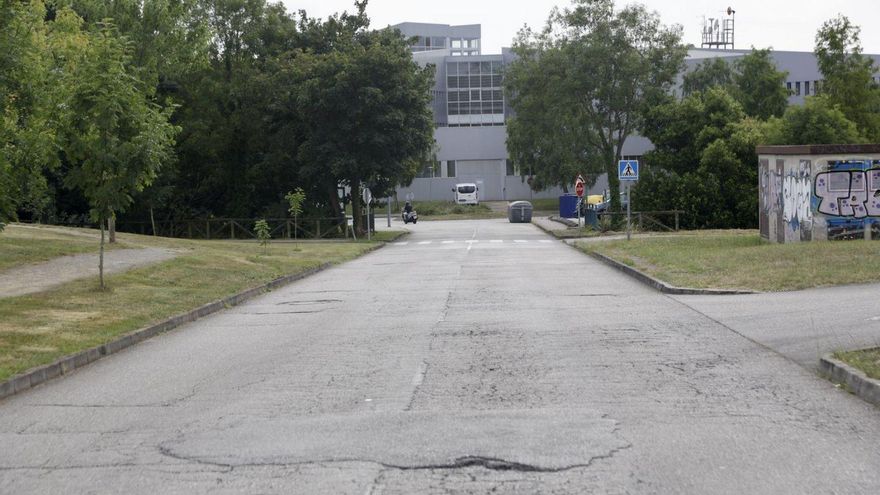 Vista del pavimento de la calle Blasco de Garay, en el campus. | MARCOS LEÓN