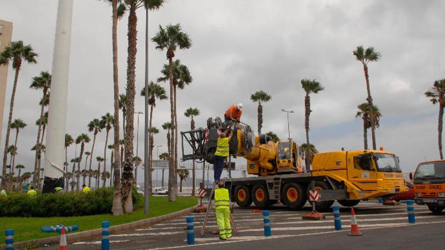 Trabajos de reparación del mástil de la Fuente Luminosa en septiembre de 2011, la última vez que se colocó la bandera.