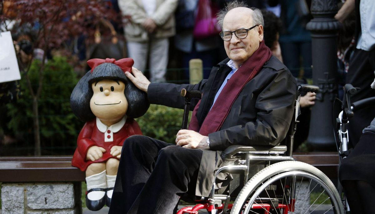 El dibujante Joaquín Salvador Lavado, ‘Quino’, posa con una escultura de su personaje más icónico, Mafalda, en Oviedo, en 2014. | E.P.