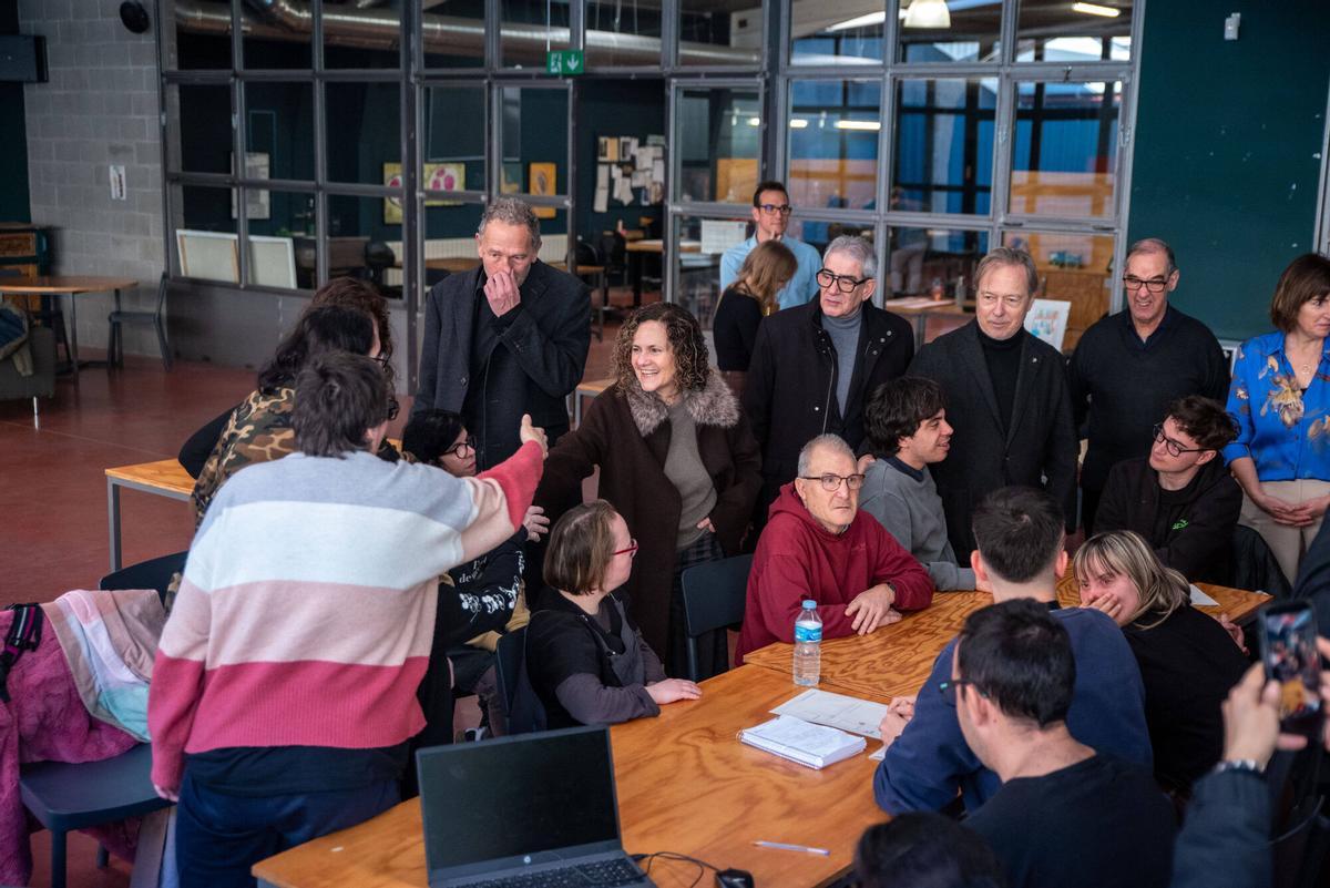 La consellera saluda usuaris del centre ocupacional d'Ampans