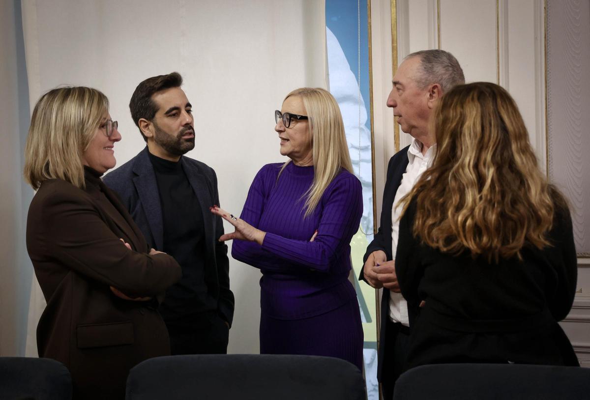 Los portavoces del PSPV y Compromís hablan durante la junta de síndics, este martes en las Corts.