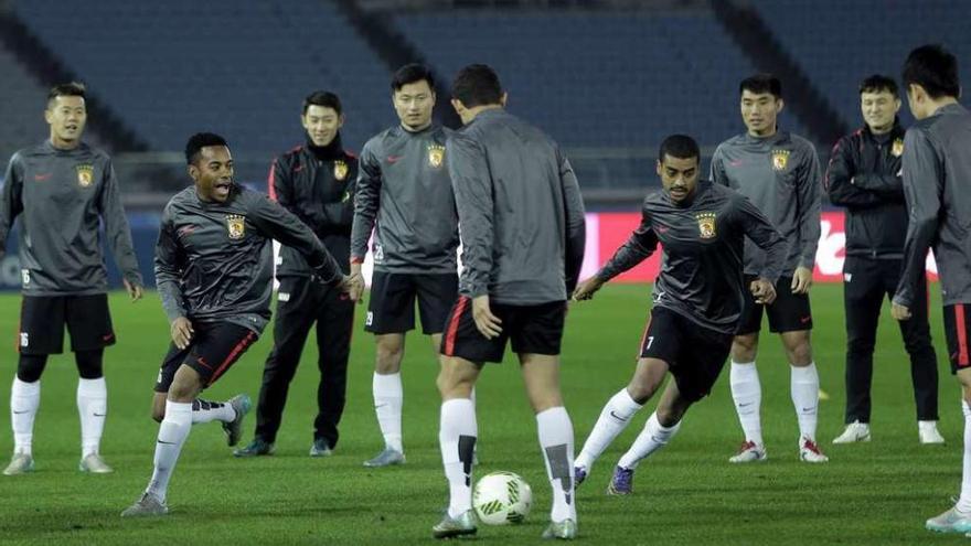 Robinho, a la izquierda, durante el entrenamiento de ayer.