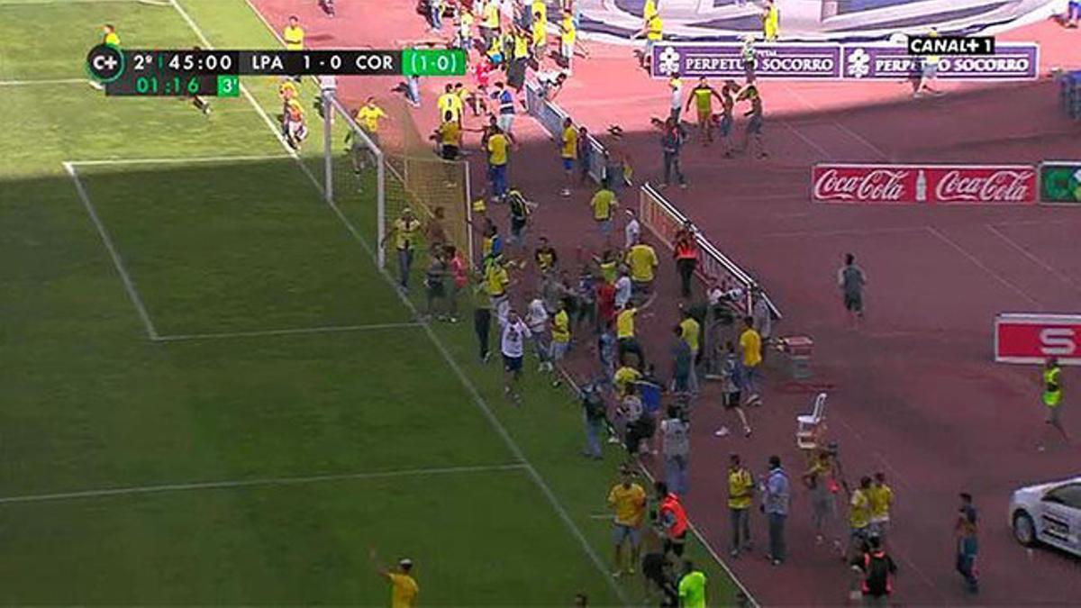 Los aficionados del Las Palmas invaden el terreno de juego durante el tiempo añadido, cuando su equipo tenía un 1 a 0 a su favor que les daba el ascenso a Primera.