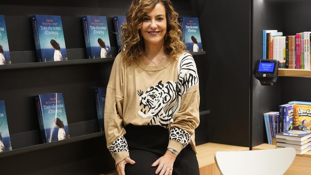 Maria de la Pau Janer, a la llibreria Les Voltes, on va presentar la seva novel·la