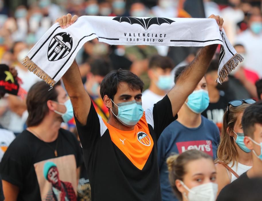 Protesta de los aficionados del Valencia CF contra de Meriton y Peter Lim