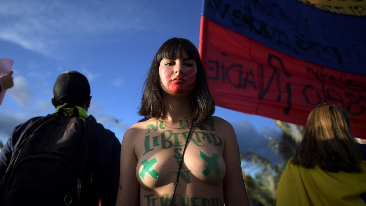 Una mujer se manifiesta en Colombia contra la violencia sexual.