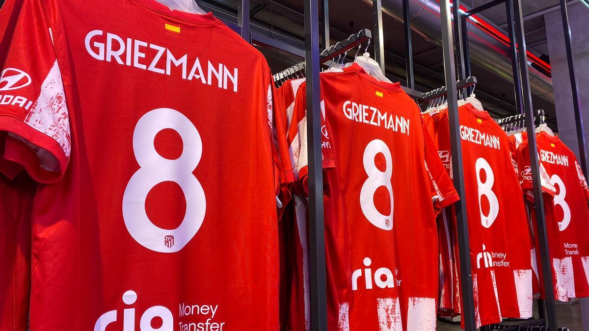 Las camisetas de Griezmann en la tienda del Atlético de Madrid.