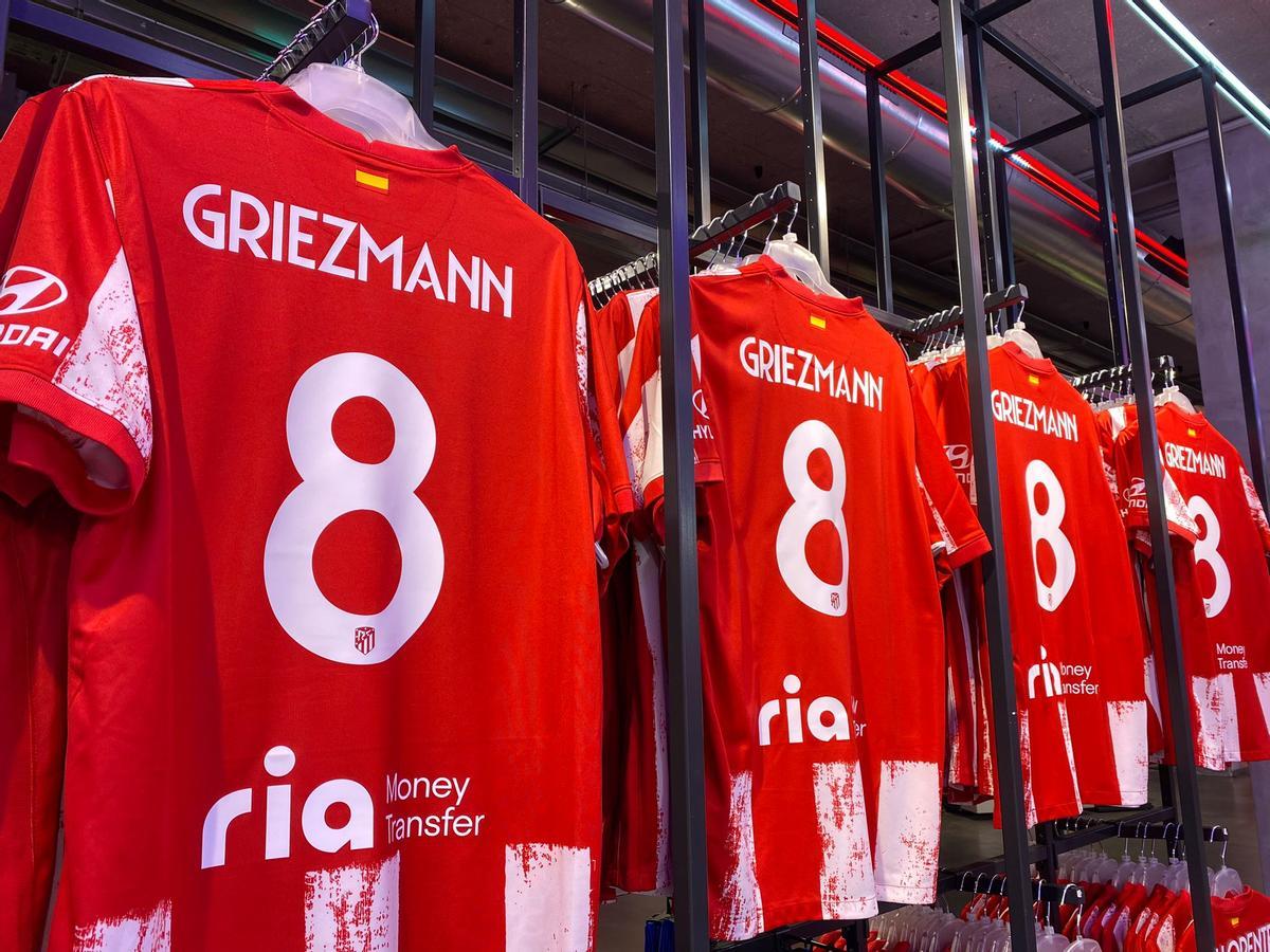 Las camisetas de Griezmann en la tienda del Atlético de Madrid.