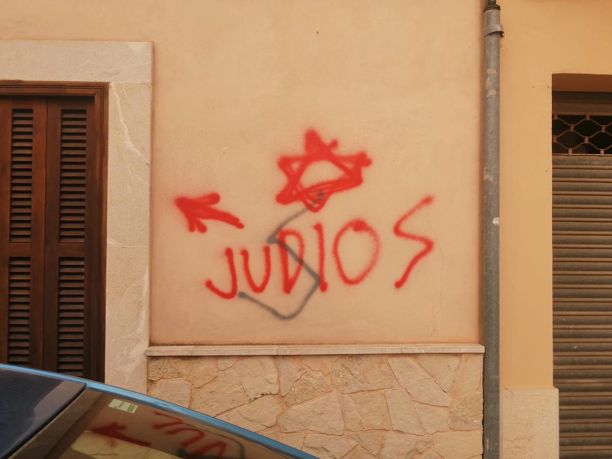 Una de las pintadas aparecidas en la casa de una de las activistas de Santa Maria.