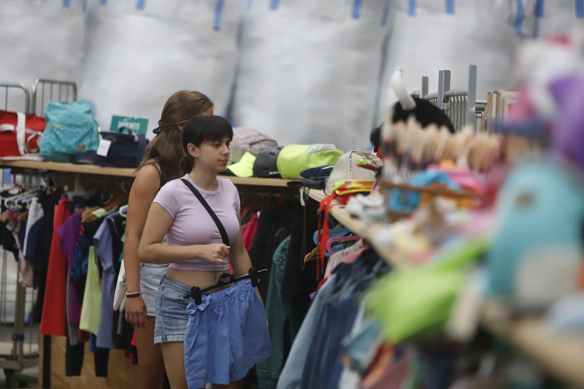 La 'tienda' de Zaragoza con más ropa de segunda mano comienza sus rebajas de verano: descuentos de hasta el 30%: “Nuestra misión es intentar salvar el planeta”