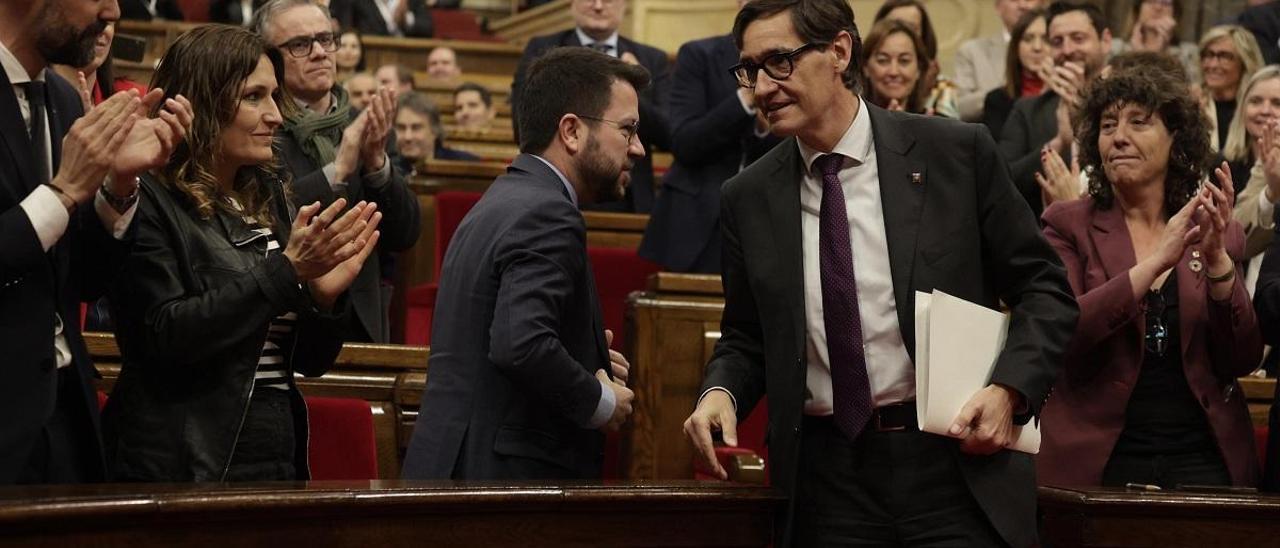 El ’president’ Pere Aragonès y el líder del PSC, Salvador Illa, en el pleno de aprobación de los presupuestos de 2023.