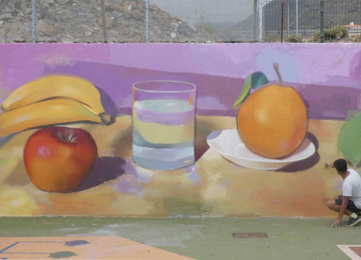 ; las tonalidades de la fruta y el agua, un mural con el objetivo de concienciar a los estudiantes para que practiquen un estilo de vida saludable; y un homenaje a la imaginación de la infancia, mezclando elementos creativos y coloridos en uno de los barrios de Tenerife. | el día
