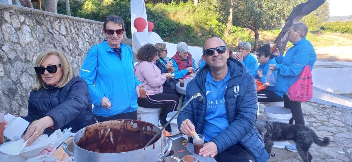 Enrique Gascón, director de Tavernes Camina, reparte el chocolate