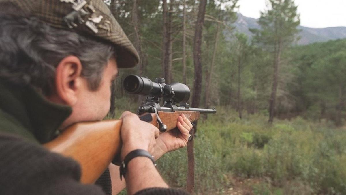 Un cazador espera a una pieza.