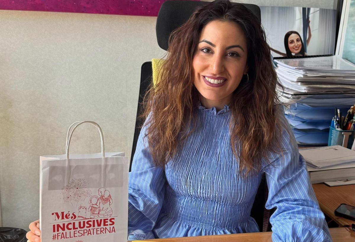 La Teniente Alcalde de Garantía Social, Igualdad y Tradiciones Isabel Segura con los kits de la campaña Falles Respectuoses de Paterna 2026