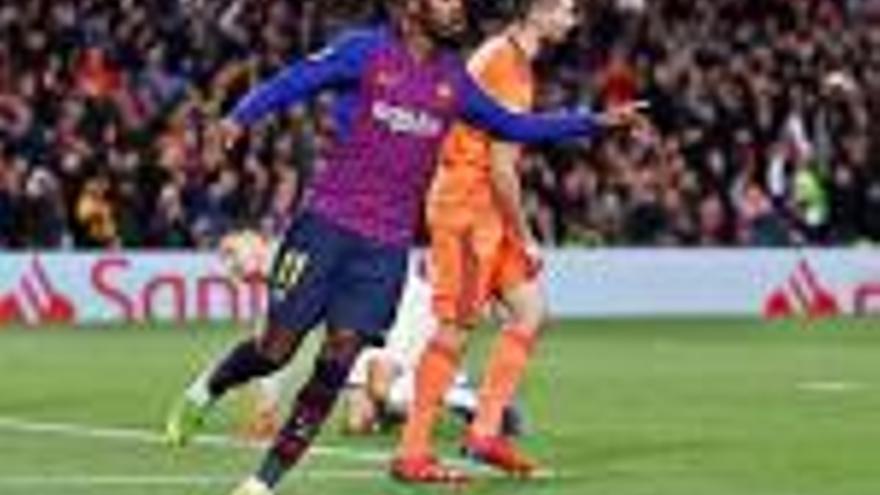 Dembélé, celebrant el gol que va marcar abans de notar una recaiguda contra el Lió.