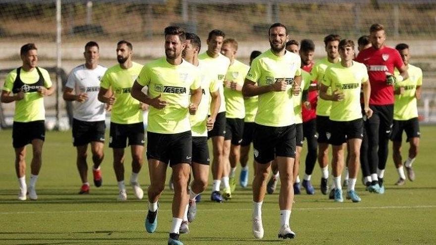 El plantel blanquiazul, durante un entrenamiento en el Ciudad de Málaga.