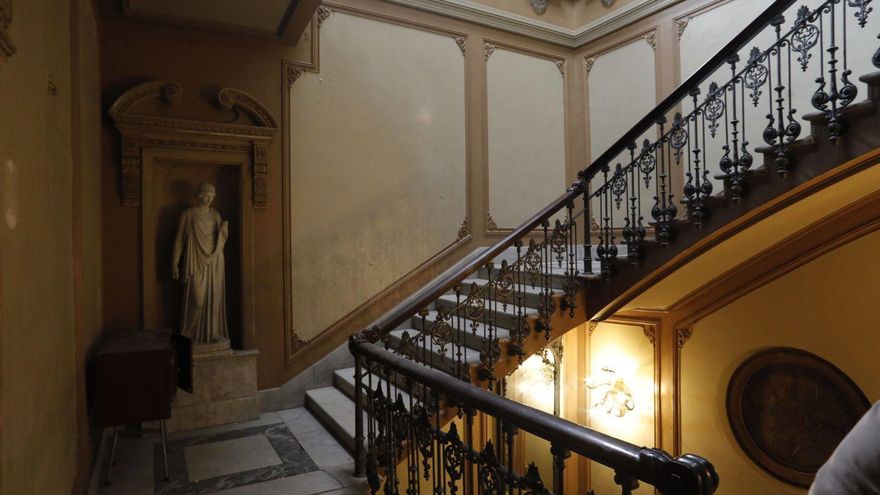 Escalinata de mármol del palacio de Josefina Balsera, en el centro de la ciudad. | LNE