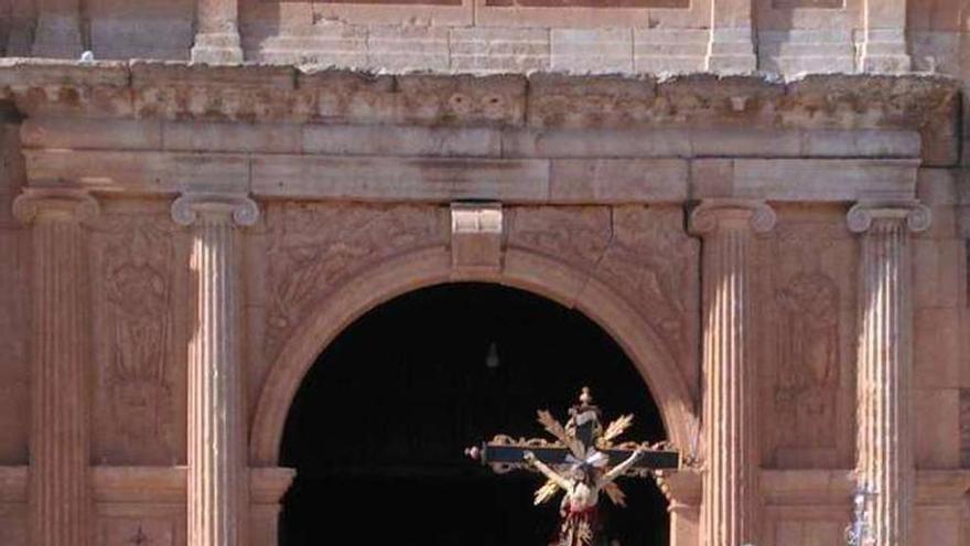 Salida del Cristo desde la iglesia.