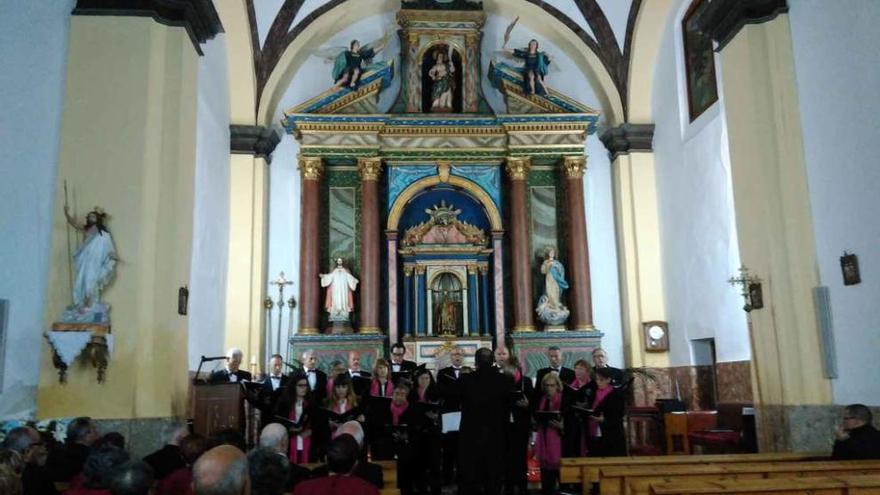 Un momento de la actuación de la coral de Mojados (Valladolid) en la iglesia de Santa Cristina.