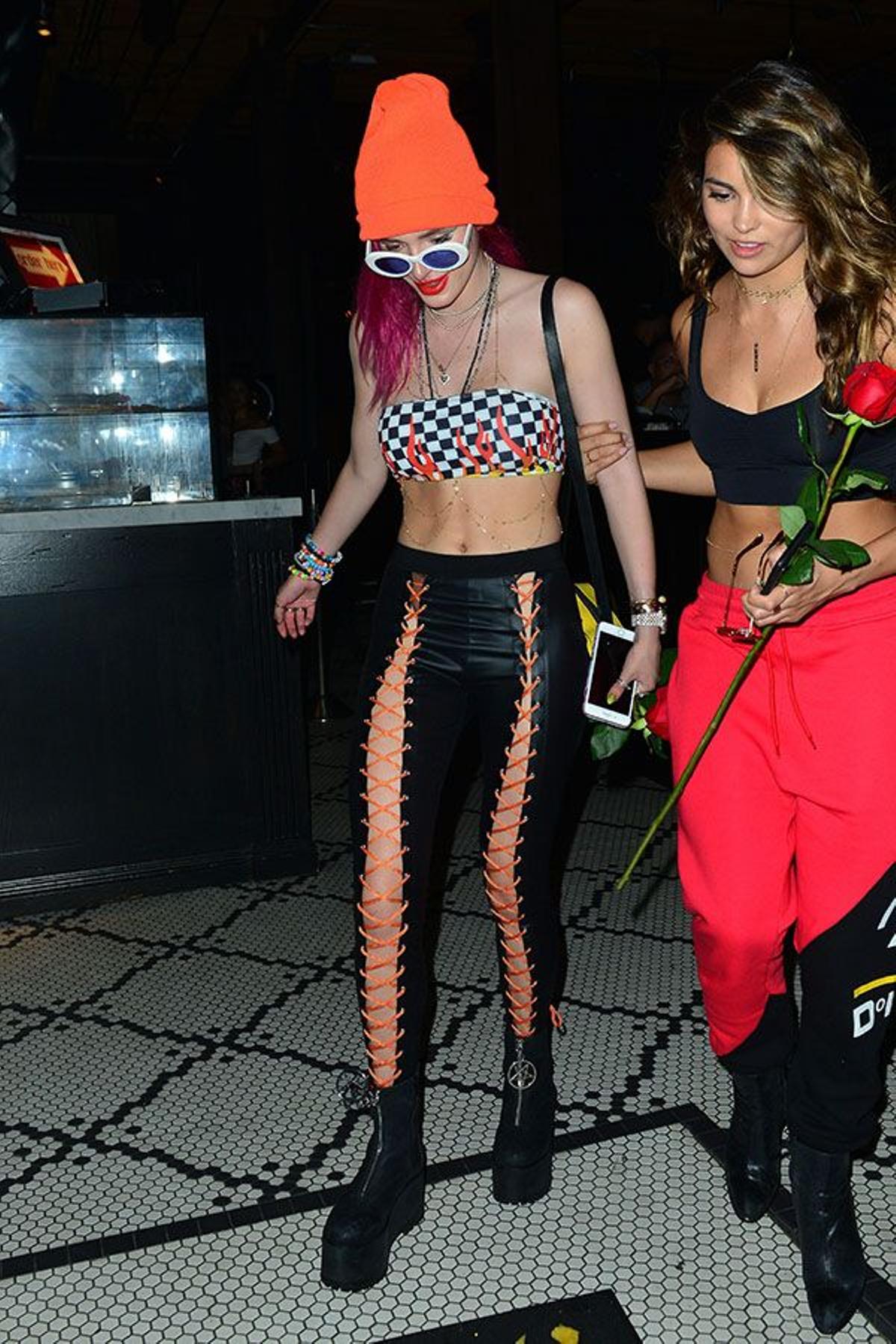 El complicado look nocturno de Bella Thorne