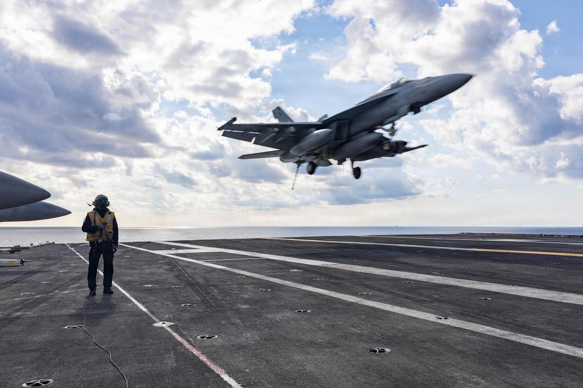 Un caza estadounidense despega del portaviones 'USS Gerald R. Ford', desplegado en la ofensiva contra Irán.