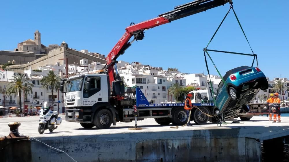 Un coche cae al mar en el puerto de Ibiza con sus dos ocupantes