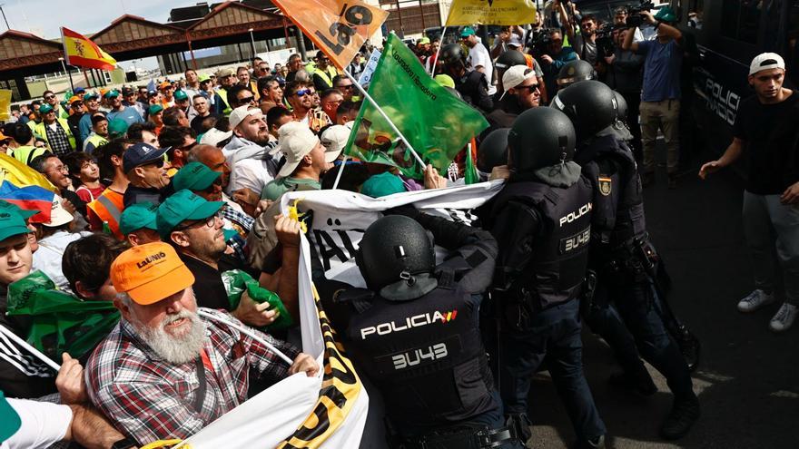 Los policías impiden que los agricultores corten el acceso sur del Puerto