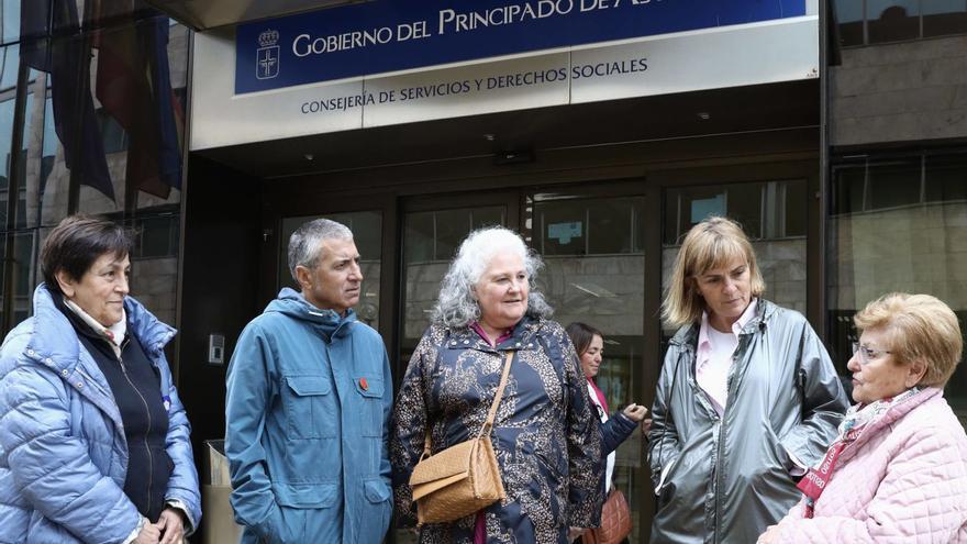 Por la izquierda, Gloria Fernández, Xune Elipe –número dos de la candidatura de Podemos–, Amelia Laruelo, «Meli»; Covadonga Tomé y Josefa Fernández, «Fifi», ante la Consejería de Derechos Sociales y Bienestar. | Juan Plaza