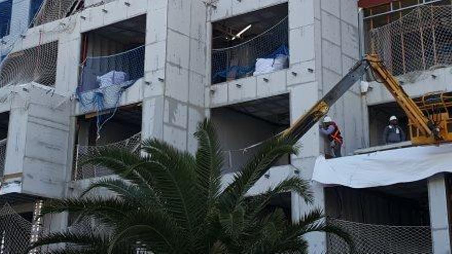 Trabajadores en las obras de rehabilitación de un hotel de Ibiza.