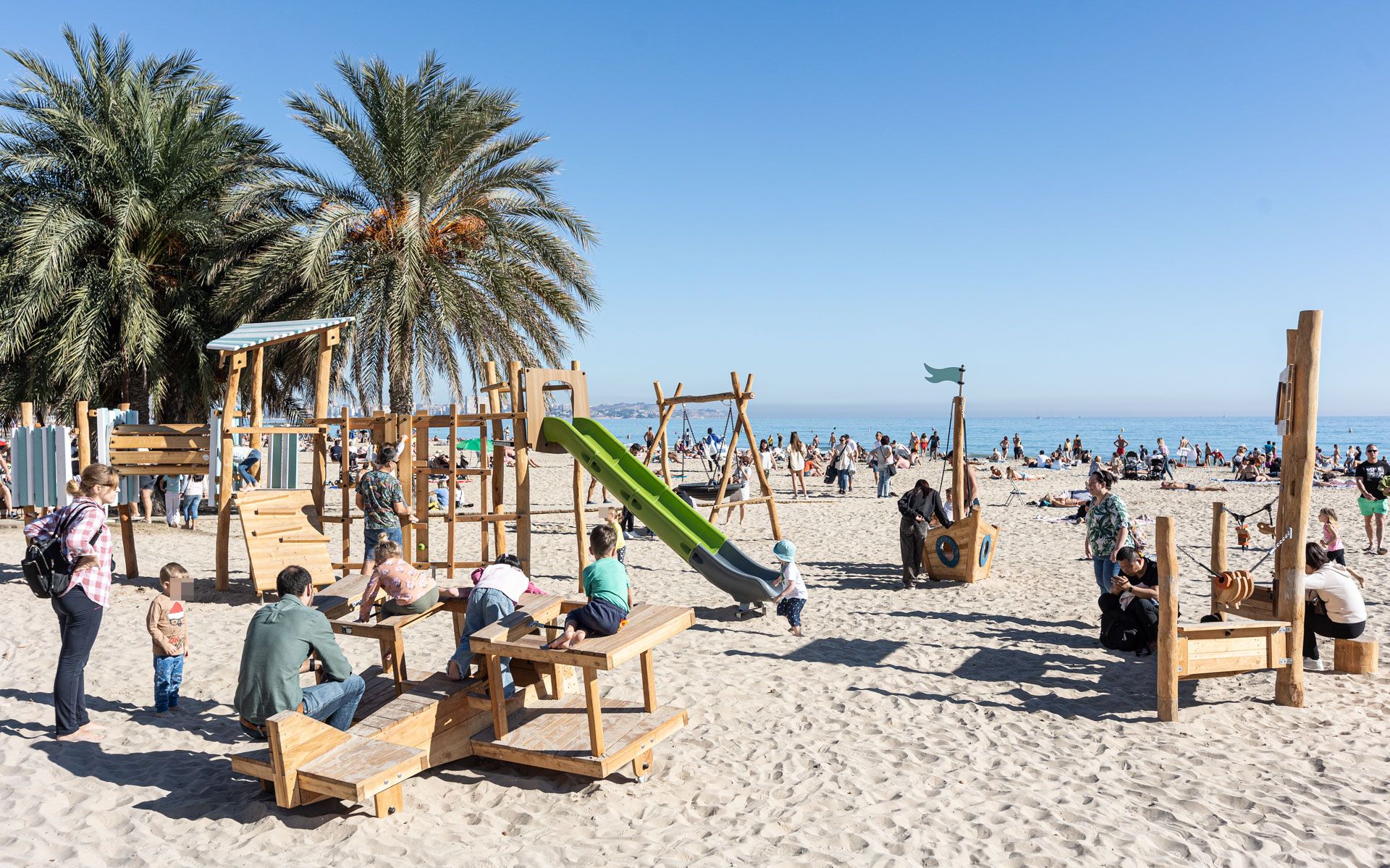 Así son los nuevos juegos infantiles en las playas de Alicante